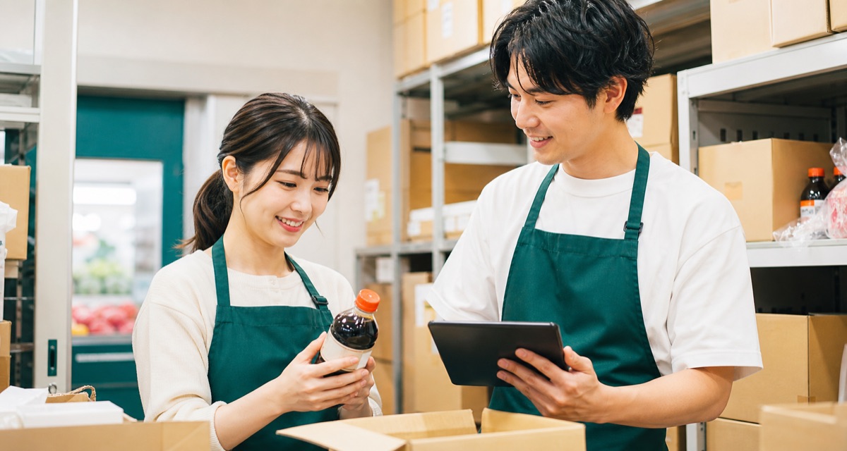 店舗のバックヤードで商品確認をするスタッフ